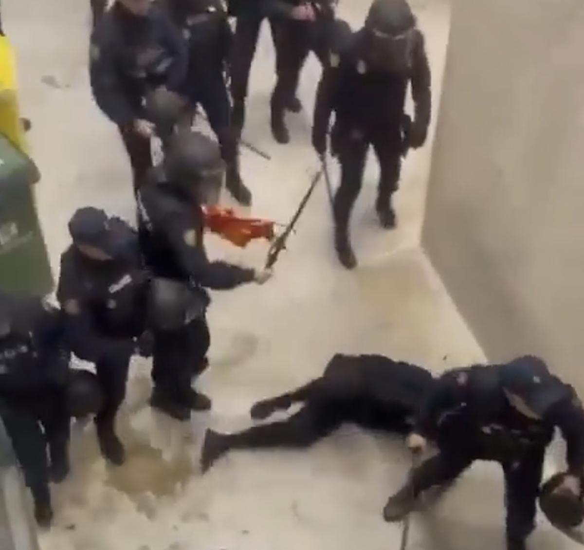 Un hospitalizado tras la brutal carga policial a porrazos en El Sadar con una excusa banal