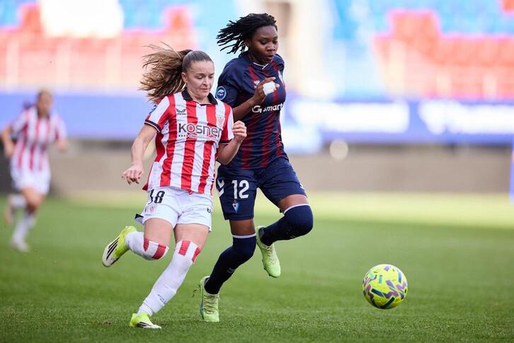 Sara Ortega y Alimata Belem corren tras el balón.