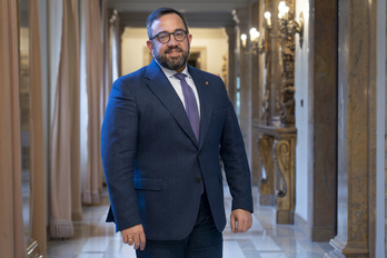 El vicepresidente, en uno de los pasillos del Palacio de Nafarroa donde se encuentra su despacho.