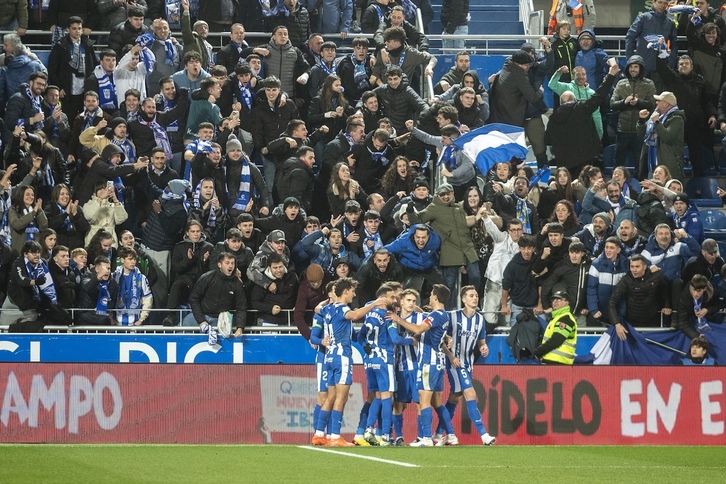 Jugadores del Alavés celebrando un tanto en Mendizorrotza.