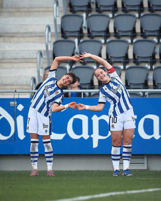 Lucía Pardo y Eizagirre celebran el primer gol de la gallega.