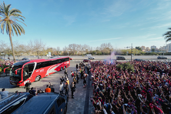 Llegada del autobús del Baskonia con un gentío inmenso esperando para darles el merecido recibimiento.