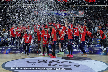 Una Copa oculta entre confetti y entre la exaltada alegría baskonista.