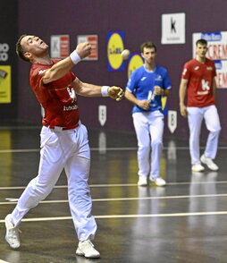 Erik Jaka, pilota astintzen atzo Arrasateko Uarkape pilotalekuan.