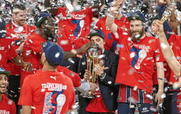 Paolo Galbiati abraza la Copa conquistada a sangre y fuego y de forma exultante.