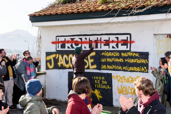 Zubiaren buruan Hendaia aldera dagoen etxolan ‘Frontiere’ hitza ezabatu dute J’Accuse plataformako kideek eta inor ez dela ilegala idatzi dute.