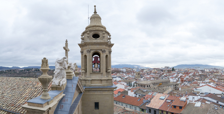 Katedralaren kanpandorrea.