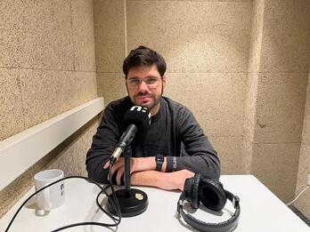 Sumarreko diputatu Lander Martinez, NAIZ Irratiaren Bilboko estudioan. 