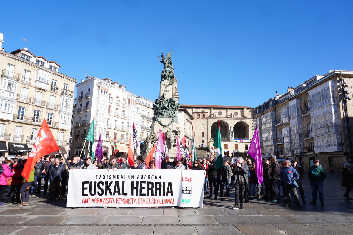 Concentración de LAB, Steilas y ELA en la plaza de la Virgen Blanca de Gasteiz. (Endika PORTILLO/FOKU)