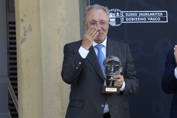 Jainaga, recogiendo el premio Joxe Mari Korta el pasado julio.