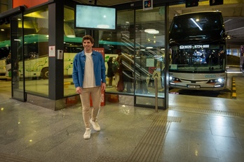 El alcalde de Donostia, Jon Insausti, el domingo en la estación de autobuses.