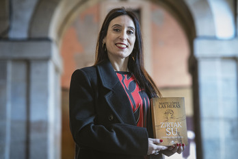 Maite Lopez Las Heras, ‘Zirtak su’ trilojiako lehen eleberria aurkezten.
