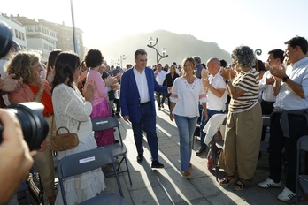 Aplausos al presidente del EBB y la presidenta del GBB en un acto del PNV en Zarautz.