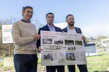Andu Martínez de Rituerto, alcalde de Tolosa; el lehendakari Imanol Pradales y el consejero de Vivienda Denis Itxaso.