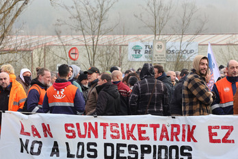 Tubos Reunidosen kaleratzen kontrako protesta enpresak sindikatuekin EEEari buruz izan duen bilera dela eta.