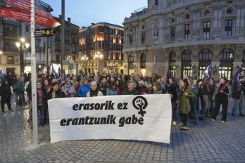 Concentración convocada por la Marcha Mundial de las Mujeres en Bilbo para denunciar el crimen machista de Sarriguren.