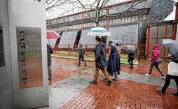 Rostros de las siete personas muertas a mano de la Policía española, junto a la Iglesia de San Francisco de Asís.