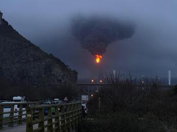 Una de las antorchas de la refinería de Petronor, en la tarde del domingo.