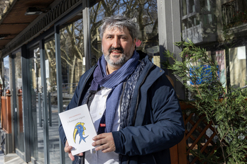 Jon Garmendia, liburuaren aurkezpenean.
