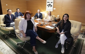 Imagen de una reunión de la Mesa del Parlamento de Gasteiz.