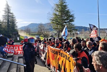 Concentración de trabajadores de Tubos Reunidos y Maderas de Llodio durante la Mesa de Industria de Aiaraldea. 