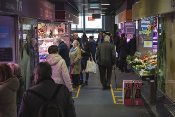 Pertsona talde bat erosketak egiten, artxiboko irudian.