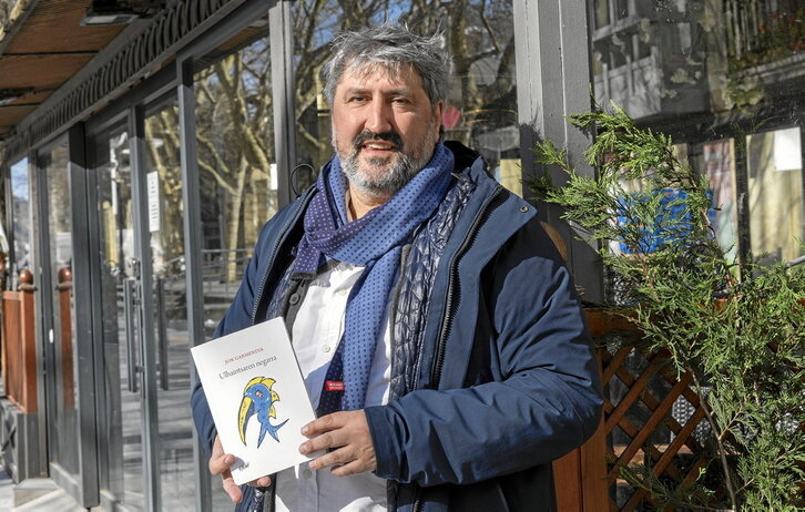 Jon Garmendia, «Ulhaintsaren negarra» poema liburua aurkezten, atzo Donostian.