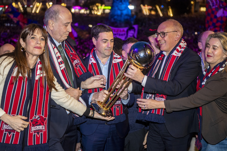 Alkatea eta lehendakaria, taldearekin ospatu dutenen artean.