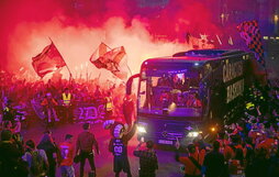 Galbiati, el más aclamado, ofrece una camiseta a la Virgen Blanca. Kerman Villate, fallecido hace un año en la discoteca Mítika, también tuvo su recuerdo.