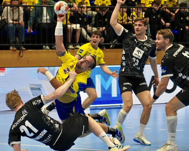 Esteban Salinas estuvo muy atado por los centrales del Kiel.