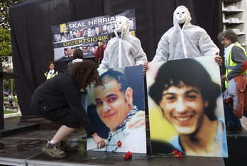 2009an Santurtzin egin zen protesta, bi presoen heriotza gogora ekarriz.