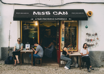 Alokairuen prezio altuak eta turismo masiboak kafetegi tradizionalen itxiera-uholde eragin dute.