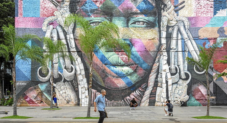 ‘Etnias’. Eduardo Kobrak egin zuen Rio de Janeiroko 2016ko olinpiar jokoak hasi baino lehen, hiriko bulebar olinpikoan, Guanabarako portuan zehazki. (Lorena Samponi | Getty Images)