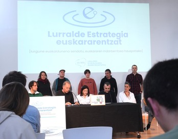 UEMAko zuzendaritza batzordeko kideak, Lurralde Estrategia Euskararentzat aurkezten.