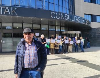 Tomás García arropado frente a las Consultas Externas del HUA.