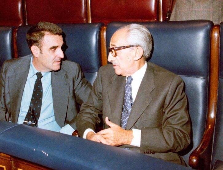 El vicepresidente del Gobierno, teniente general Manuel Gutiérrez Mellado, conversa en el Congreso de los Diputados con el ministro de Defensa, Agustín Rodríguez Sahagún.
