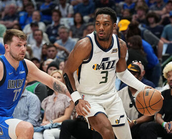 A Forrest es a quien mejor le fue en la NBA; en la foto, con Utah frente a los Mavs de Doncic.