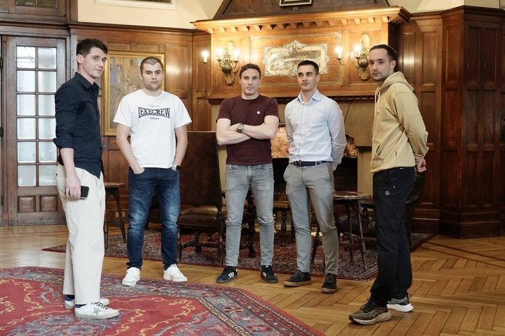 Ezkerretik eskuinera: Enaitz Olaeta, Asier Del Rio, Esteban Gaubeka, Jagoba Madariaga eta Iñaki Urrutia.