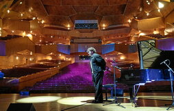 Jokin Pinatxo, Euskalduna jauregiko oholtzan.