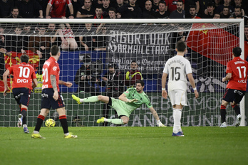 Pancarta contra la represión policial en Graderío Sur, en el Osasuna-Real Madrid del sábado.