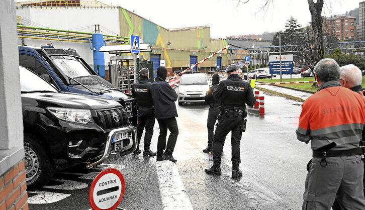 Agentes de la Policía española, a las afueras de la sede de Sidenor en Basauri, durante el registro del 10 de febrero.