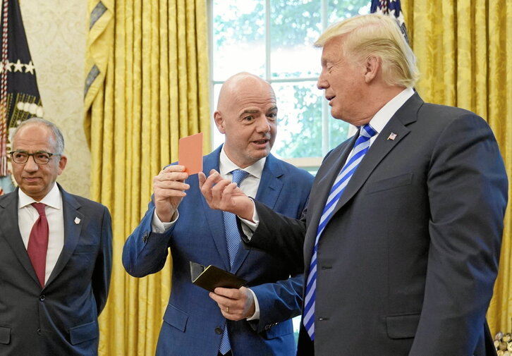 El presidente de la FIFA, Gianni Infantino, muestra la tarjeta roja a su homólogo estadounidense, Donald Trump, en el Despacho Oval de la Casa Blanca, aunque ambos mantienen una buena relación.