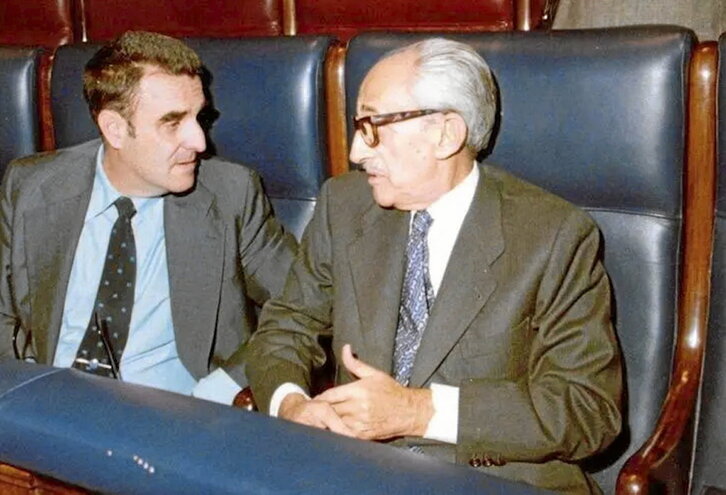 El ministro de Defensa, Agustín Rodríguez Sahagún, conversa con el vicepresidente, Manuel Gutiérrez Mellado.