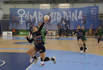 Maitane Etxeberria lanza a puerta en un partido disputado en el Josean Gasca.