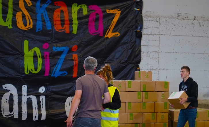 Errigorako bolondresak auzolanean, saskiak betetzen ari direla.