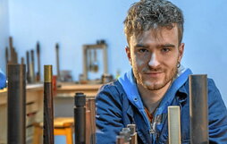 «Arenza» izenpean musika eta dantza tresna tradizionalak modu artisauan egiten ditu Arzallusek.