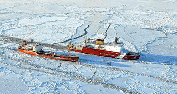 USCGC Healy (WAGB-20) izotz-hauslea, Errusiako bandera duen Renda petrolio-ontziaren inguruan, Nometik (Alaska) 400 kilometro hegoaldera, 2012ko urtarrilean.