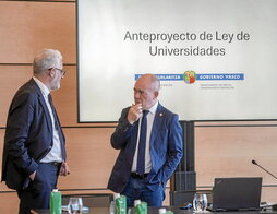 El consejero (derecha) conversa con el viceconsejero de Política Universitaria.