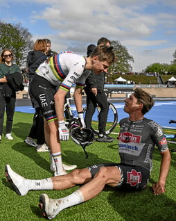Tadej Pogacar felicita a Mathieu van der Poel en la París-Roubaix del año pasado que ganó el corredor neerlandés por delante del fenómeno esloveno.