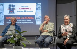 Rosi Iñigo, Arturo Val del Olmo y Txato Soubies, trabajadores que dieron testimonio de lo vivido en 1976, en dos momentos de la mesa redonda de ayer.